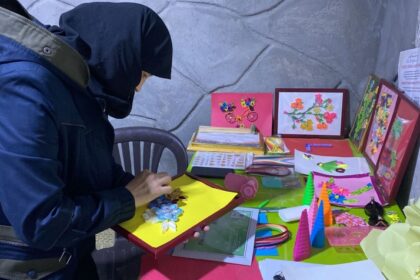 سيدة دمشقية تسعى لنثر فن الكولينج في الشمال السوري