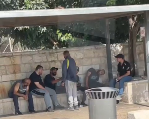 في القدس.. أوكار مخدرات قانونية أمام مراكز الشرطة الإسرائيلية