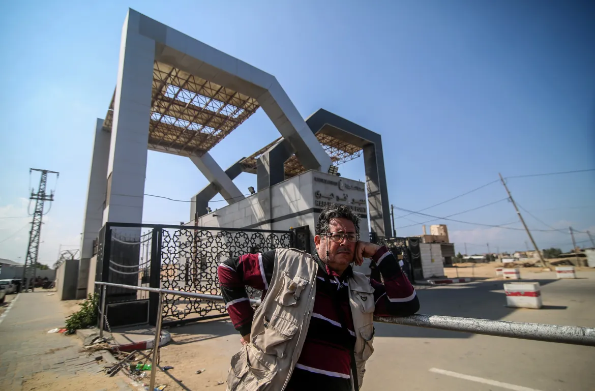 على جانبي معبر رفح الحدودي يتجمع الفلسطينيون مزدوجو الجنسية وحملة جوازات السفر الأجنبية انتظارا للسماح لهم بالمغادرة إلى مصر. 