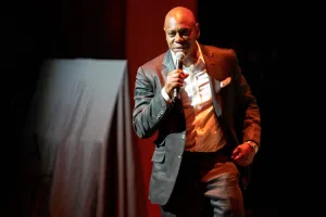 ديف تشابيل ينتقد “إسرائيل” وجمهوره ينفعل