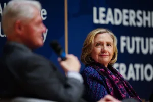 هيلاري كلينتون تكذب بشأن التاريخ بين حماس و”إسرائيل”