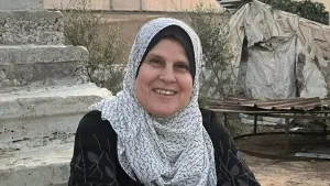 قناص إسرائيلي يقتل جدّة في غزة بينما كان طفلها يلوح بالعلم الأبيض