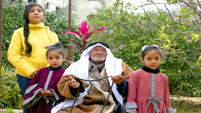 أبو بدر اليمني إلى جانب أحفاده في غزة