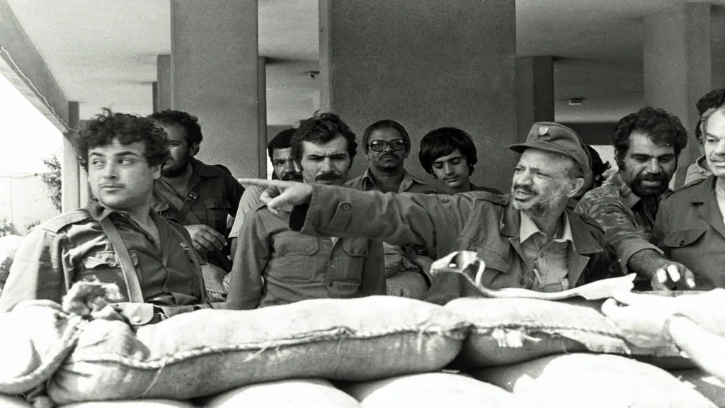 ياسر عرفات إلى جانب قادة المقاومة خلال اجتياح لبنان سنة 1982