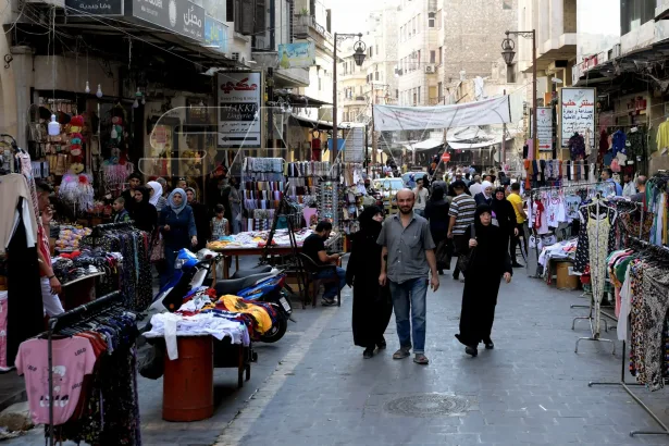 الحوالات المالية.. الأمل الأخير لدى العائلات السورية في رمضان