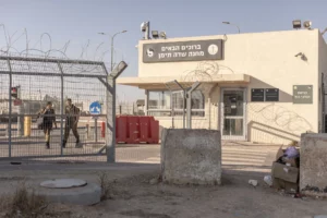 آلاف المعزولين عن العالم.. ماذا يجري داخل قاعدة “سديه تيمان” الإسرائيلية؟