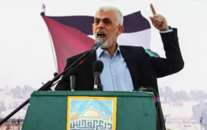 رحلة في عقل يحيى السنوار.. ماذا تخبرنا مؤلفاته في سجون الاحتلال؟