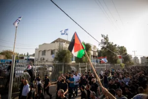 لماذا يبقى الداخل الفلسطيني ساكنًا تجاه الإبادة؟
