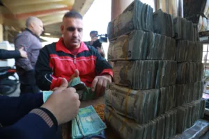 إيران والعراق في قبضة العقوبات الأمريكية.. كيف يدير الطرفان الدفة لصالحهما؟ • نون بوست