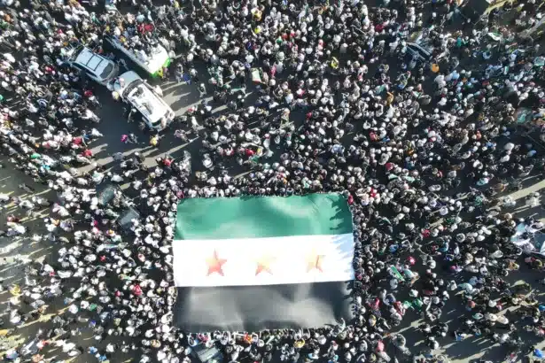 سوريون يحتفلون بجمعة النصر في ساحة الأمويين بدمشق