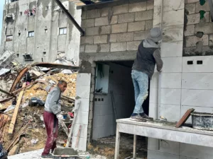 محاولات الترميم الأولى.. الغزيون لا ينتظرون وعود الإعمار