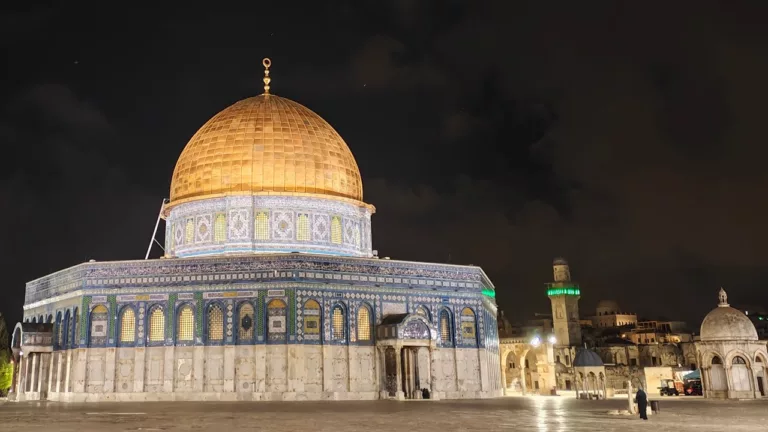 هندسة الوعي في ساحات الأقصى: كيف يُفرّغ المنبر من خطابه الوطني؟