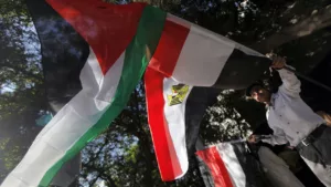 عيد الفلسطينيين في مصر.. تشبث بالحياة بين ركام الموت