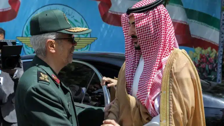 الخليج بين نيران تل أبيب وطهران: كيف تتعامل العواصم الخليجية مع التصعيد؟