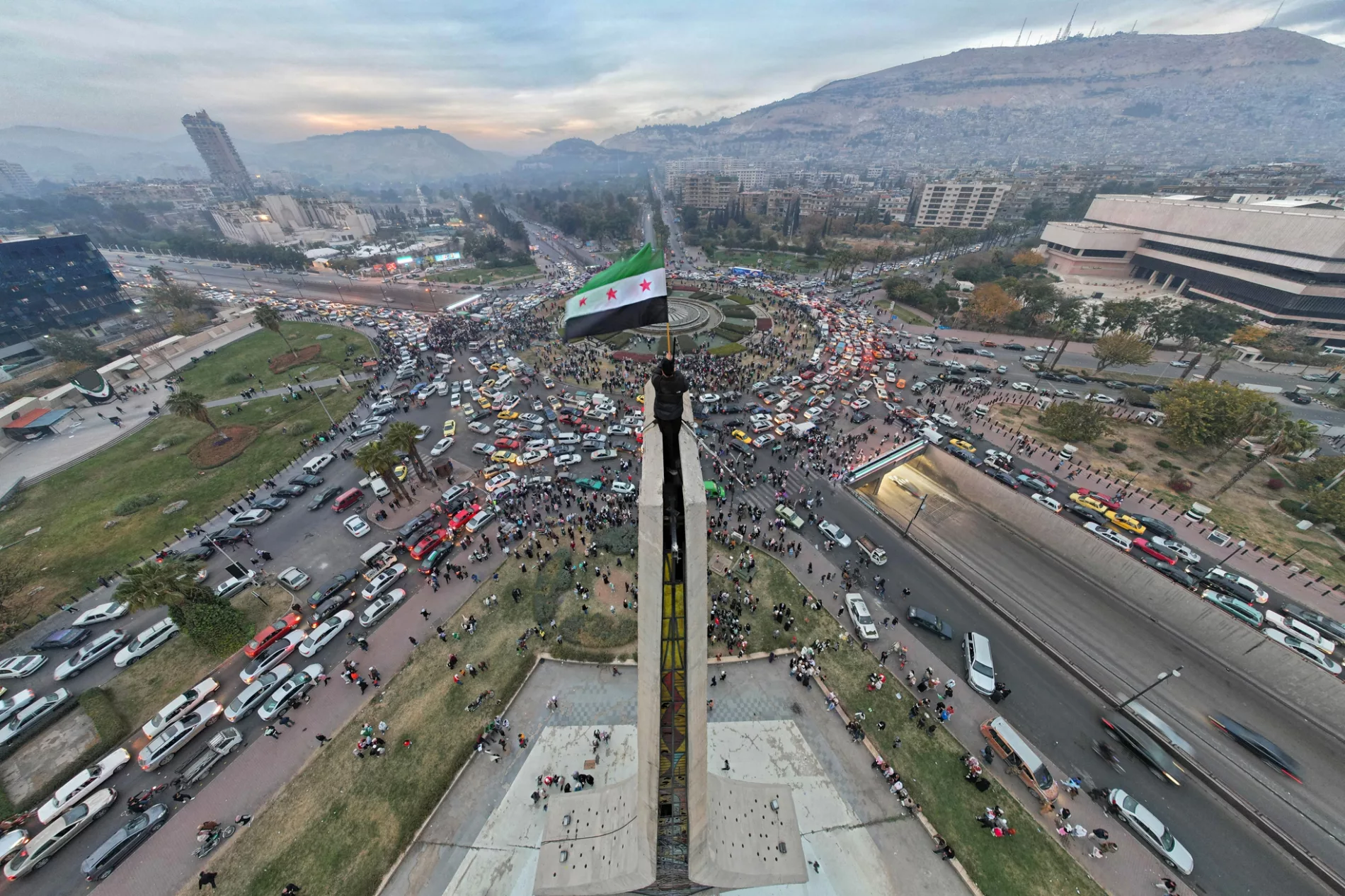 بين التمجيد المطلق والنقد العدمي: طريق شاق نحو العدالة في سوريا 22 نون بوست