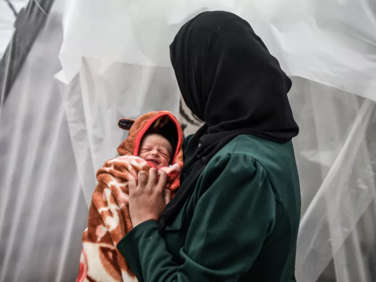 بطون خاوية وقلوب مذعورة.. نساء غزة يلدن وسط الجوع والقصف