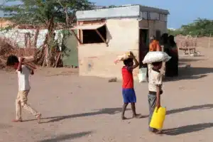 من المساعدات إلى الجبهات.. كيف دمرت ميليشيا الحوثي شبكة الإغاثة؟