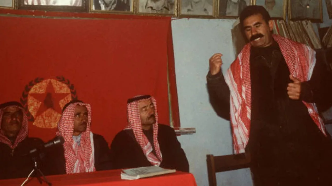 قصة "آبو".. تحولات عبد الله أوجلان من حلم الدولة إلى سجن الجزيرة 25 نون بوست