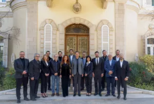 الممثلون السوريون .. فنانون أم كومبارس للاستبداد؟