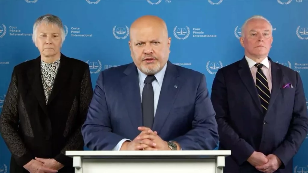 خان (في الوسط) يعلن عن طلبات مذكرات التوقيف في نيسان/ أبريل 2024، محاطًا بالمحاميين بريندا هوليس (يسار) وأندرو كايلي (يمين).
