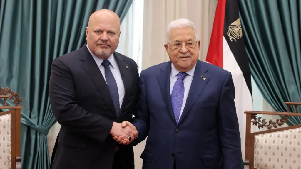 المدعي العام للمحكمة الجنائية الدولية كريم خان (يسار) يلتقي رئيس السلطة الفلسطينية محمود عباس في رام الله بالضفة الغربية المحتلة، كانون الأول/ديسمبر 2023.