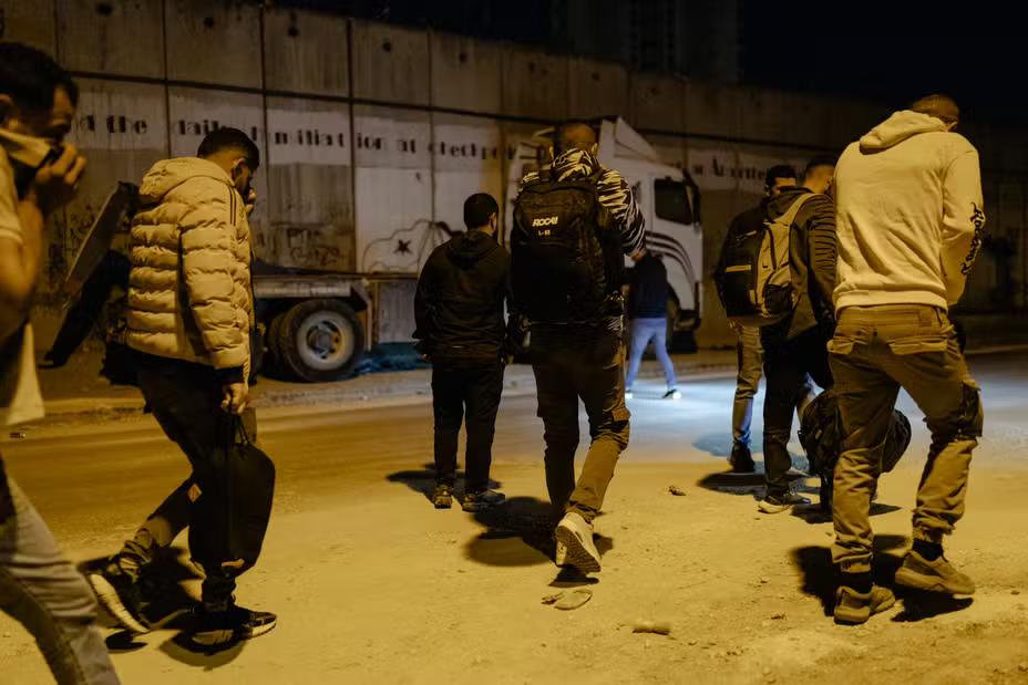 مأساة العمال الفلسطينيين المنفيين من إسرائيل 25 نون بوست