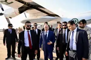 هبوط العليمي بطائرة سعودية.. من يحكم عدن؟