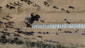 حق الوداع المؤجل: آلاف الفلسطينيين عالقون تحت أنقاض غزة