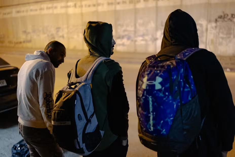 مأساة العمال الفلسطينيين المنفيين من إسرائيل 29 نون بوست