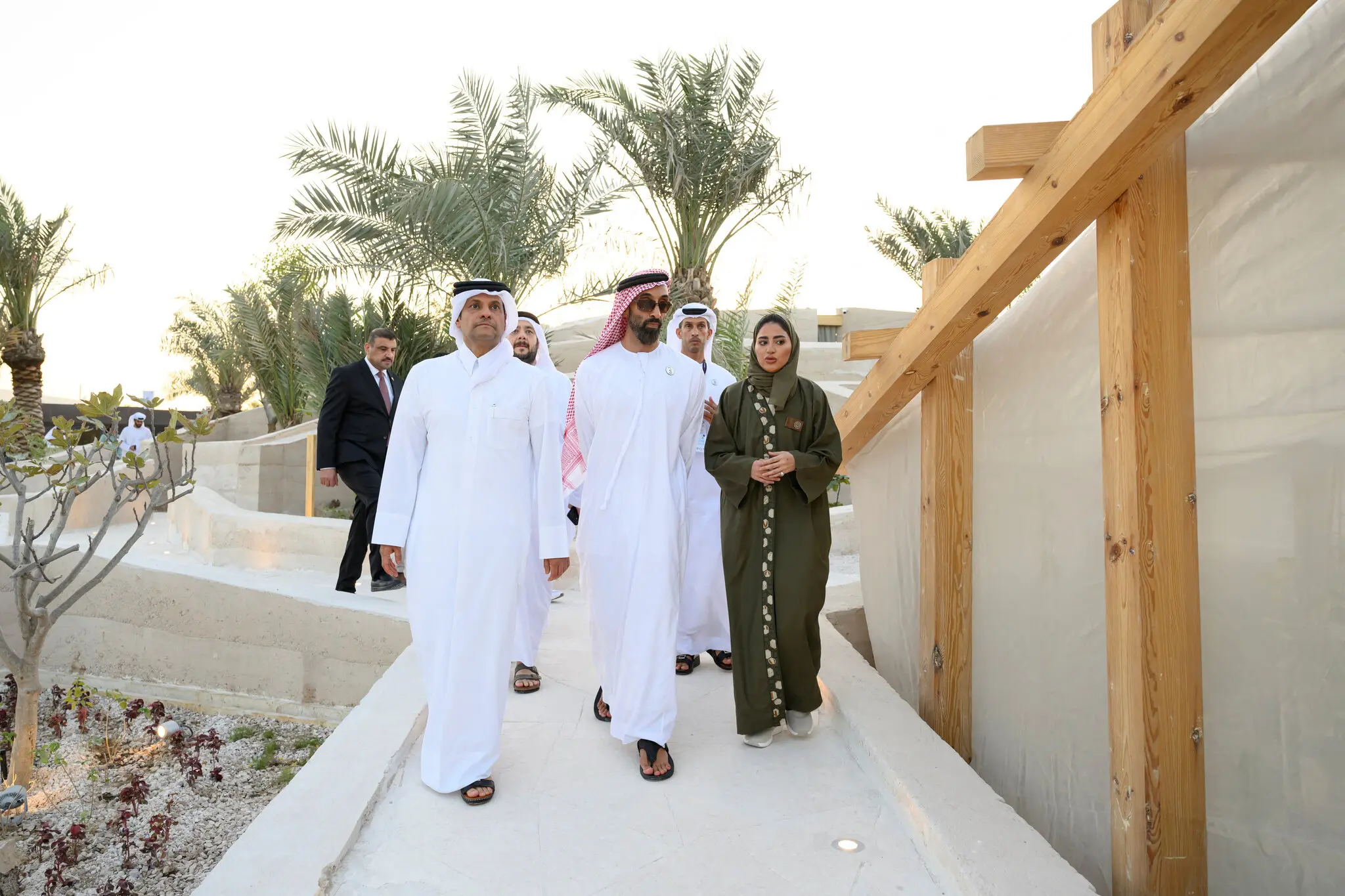 صفقتان عملاقتان: رقائق للإمارات وثروات رقمية لفريق ترامب 23 نون بوست