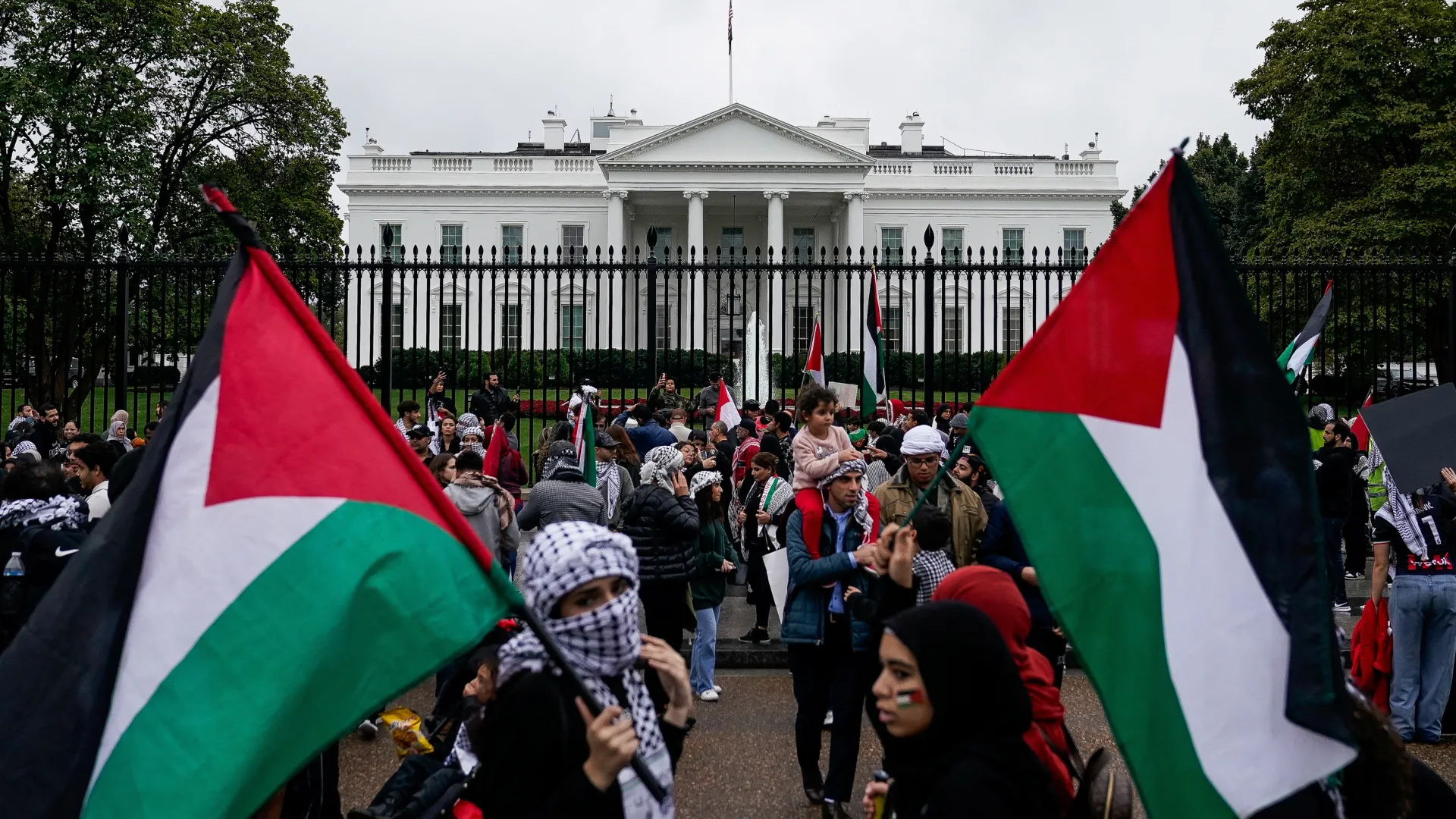 كيف حرّر الطوفان الرواية الفلسطينية من الإعلام التقليدي؟ 21 نون بوست