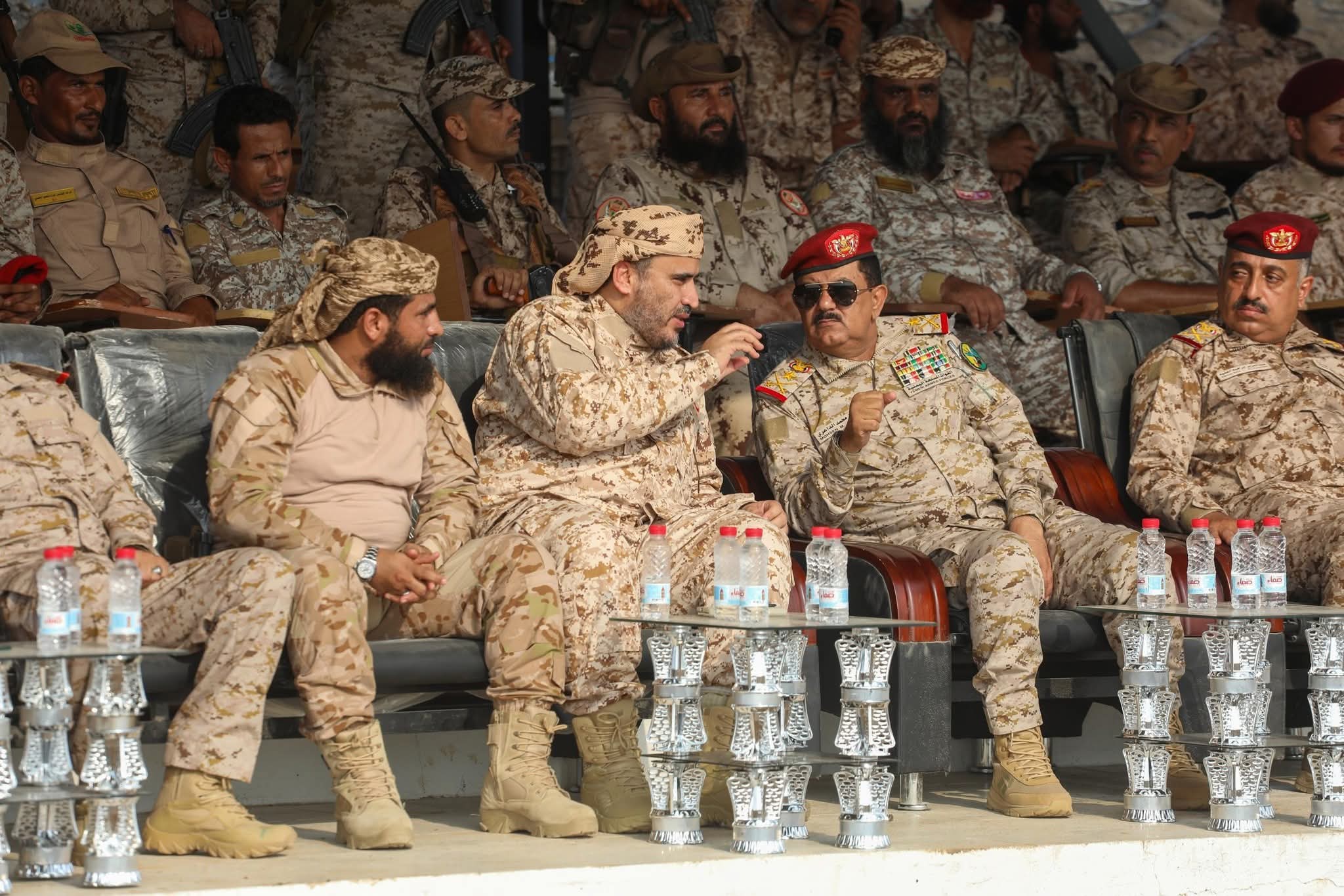 الجيش اليمني بين الرياض وأبوظبي.. زيارة تكشف خارطة النفوذ والانقسام 22 نون بوست