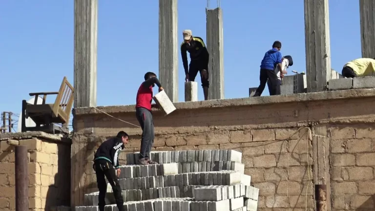 بلا عقود ولا حقوق.. محنة ملايين السوريين في سوق العمل اليومي