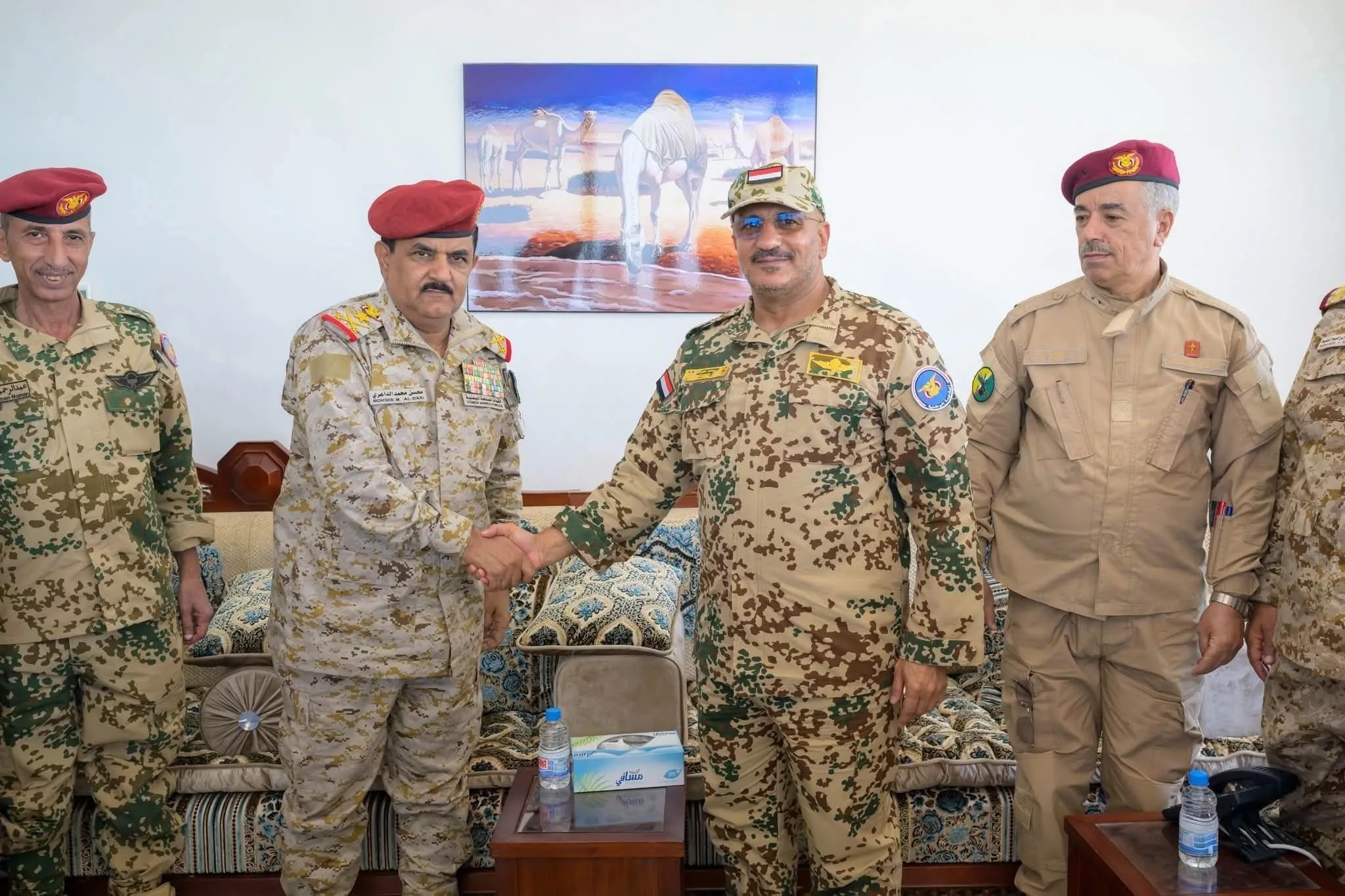 الجيش اليمني بين الرياض وأبوظبي.. زيارة تكشف خارطة النفوذ والانقسام 23 نون بوست