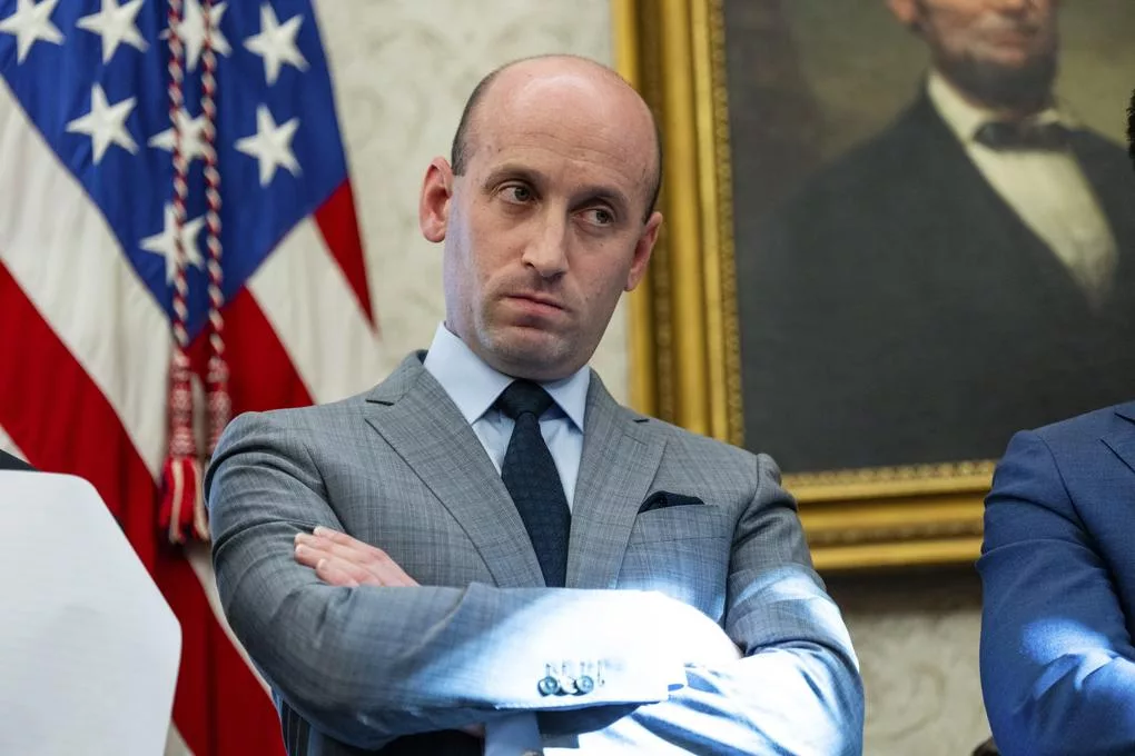 ستيفن ميلر: ظلّ ترامب والعقل المدبر لسياسات "أمريكا أولًا" 21 نون بوست