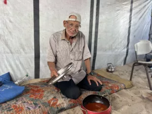 بين الركام والخيام: مأساة كبار السن في غزة المنهكة