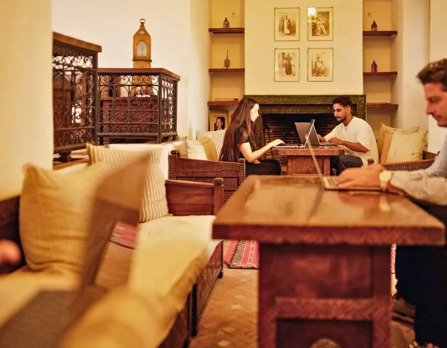 لماذا أصبح العمل الرقمي ملاذًا لجيل مغاربي محاصر بالبطالة؟ 23 نون بوست