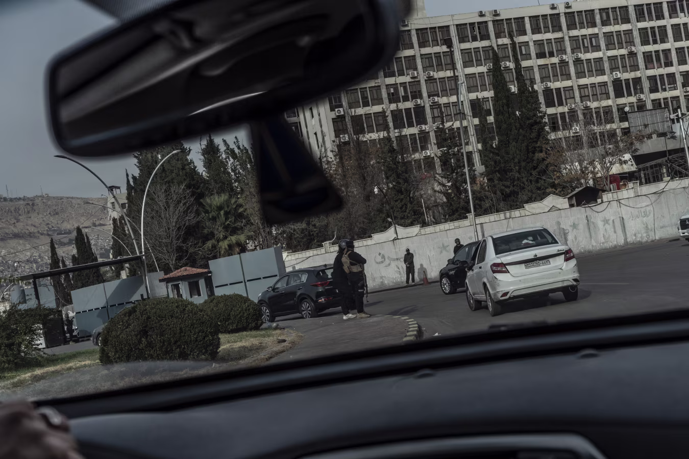 كيف حوّل النظام السوري المخلوع الأقارب والجيران إلى مخبرين؟ 24 نون بوست