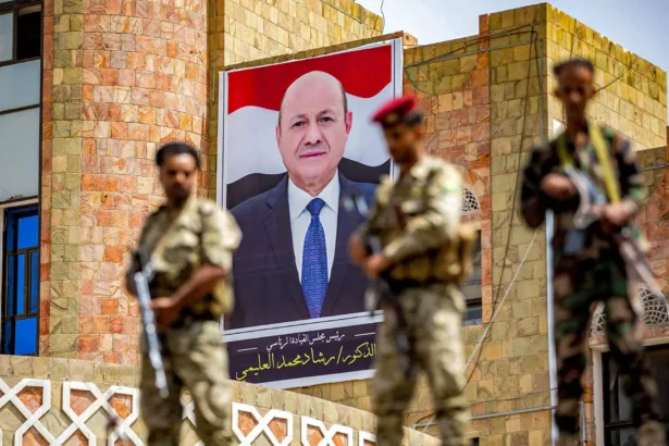 المجلس الرئاسي اليمني عاد إلى الواجهة بقوة بعد تفجّر مواجهات داخلية في المعسكر المناهض للحوثيين