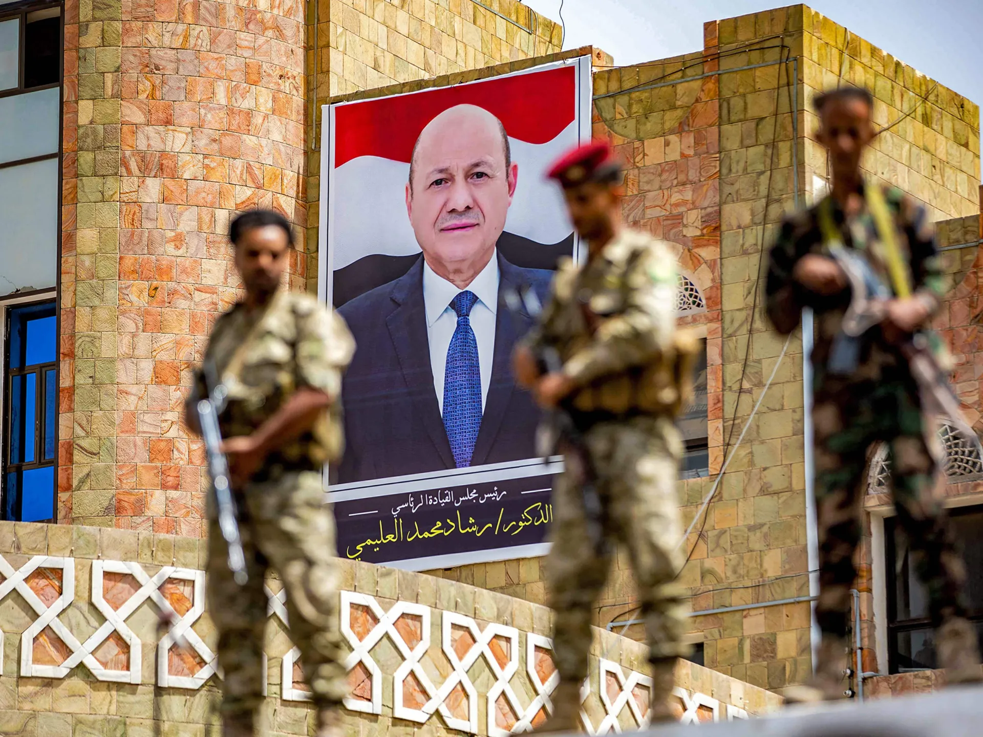 المجلس الرئاسي اليمني عاد إلى الواجهة بقوة بعد تفجّر مواجهات داخلية في المعسكر المناهض للحوثيين