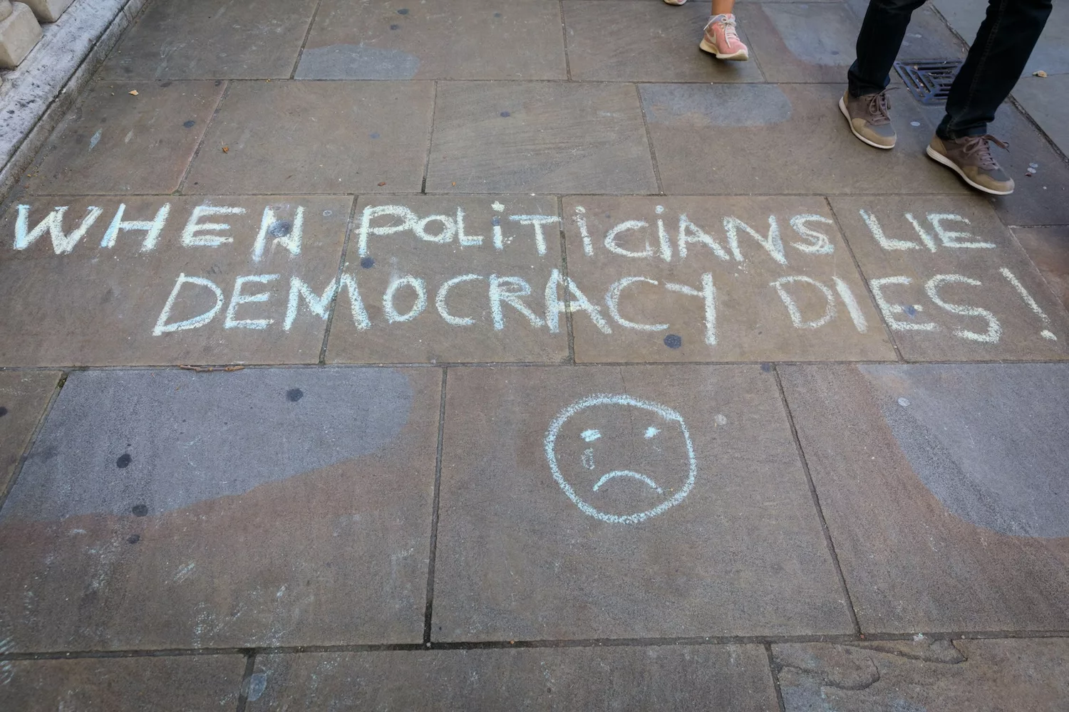 لماذا يكذب القادة؟.. قراءة في "حقيقة الكذب في السياسة الدولية" 25 نون بوست