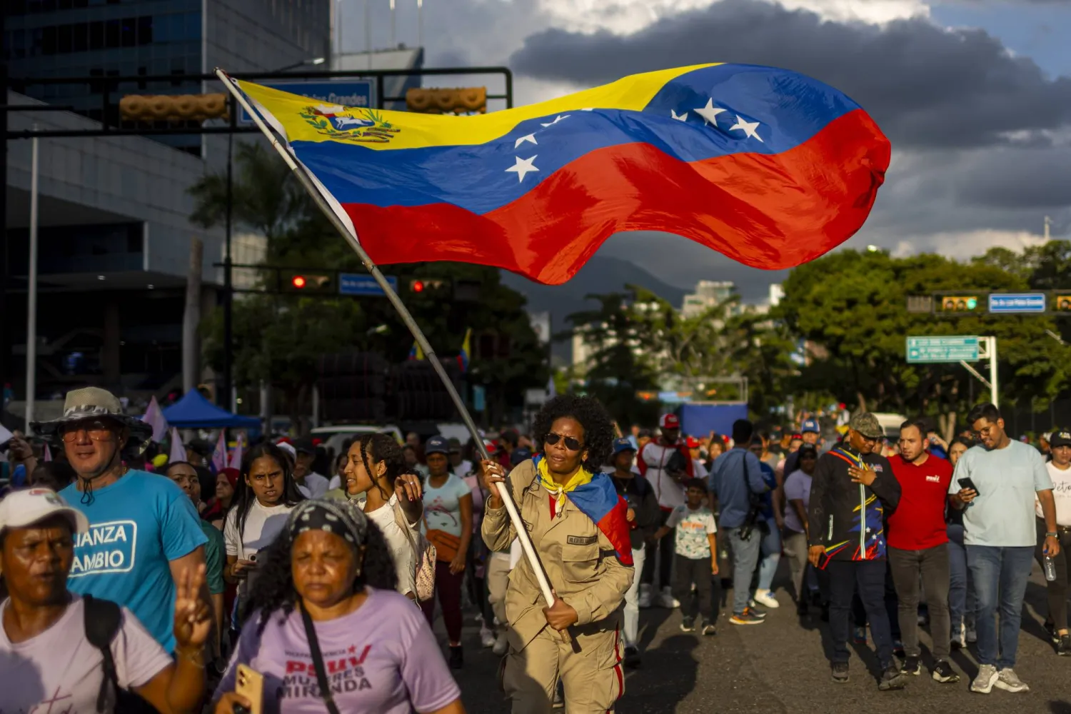 20 عامًا من التصعيد.. كيف وصلت أمريكا وفنزويلا إلى حافة الحرب؟ 23 أضحى أكثر من 90% من السكان في فنزويلا تحت خط الفقر