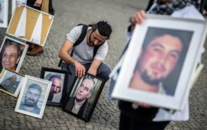 بعد عام من إفراغ السجون.. لماذا تعثرت العدالة في سوريا؟