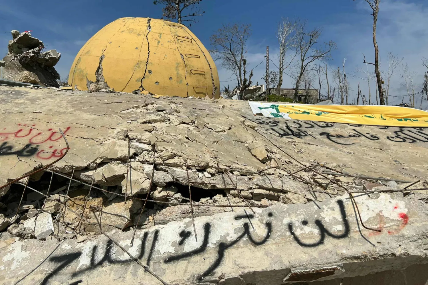 يرفض حزب الله تسليم سلاحه في العمق اللبناني معتبراً أن اتفاق وقف إطلاق النار ينحصر فقط في الجنوب