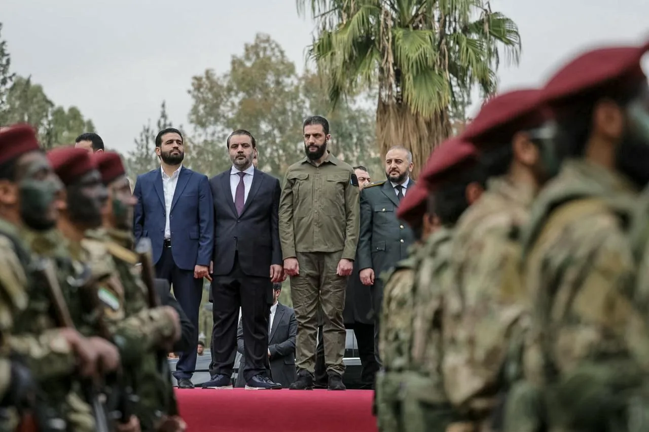 تركيا تلّوح بالخيار العسكري.. لماذا تماطل قسد بتطبيق اتفاق 10 مارس؟ 22 يسير الرئيس أحمد الشرع على حبل مشدود بين حليفه التركي، وراعيته الدولية الجديدة (الولايات المتحدة)، وعدوه المتربص (إسرائيل)