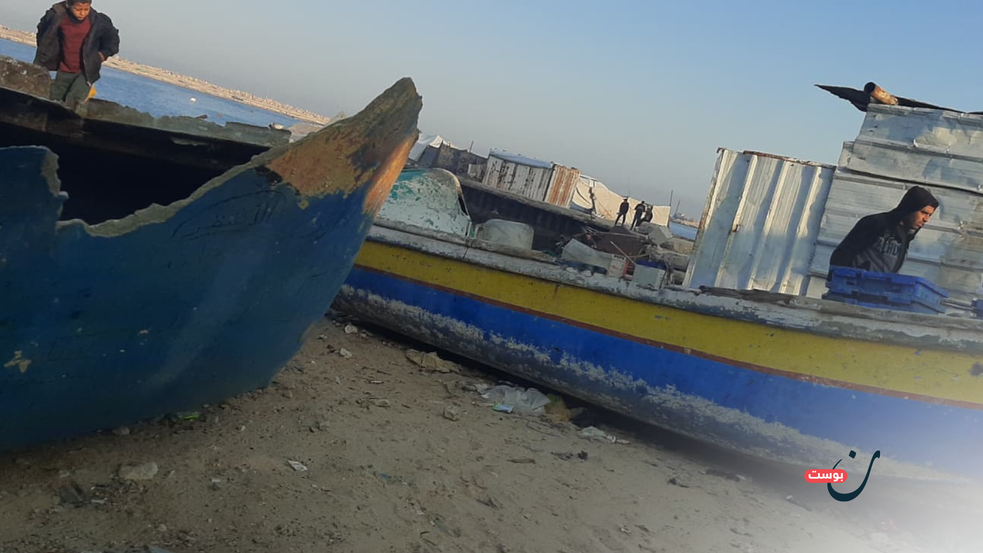 "أرواحنا على كفوفنا": يوميات الصيادين في ميناء غزة المدمر 22 نون بوست
