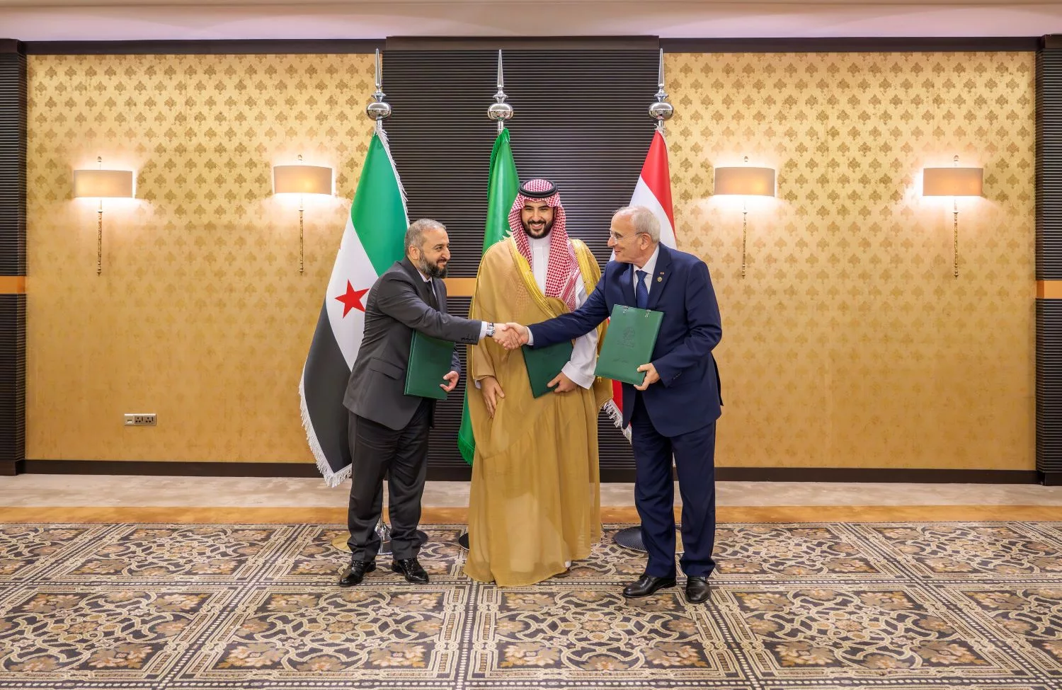 اللاجئون والحدود والسجون.. أبرز الملفات العالقة بين سوريا ولبنان 22 جرى توقيع اتفاق أمني برعاية سعودية لترسيم الحدود بين سوريا ولبنان ومكافحة التهريب