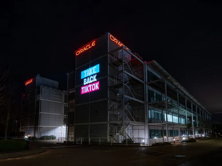 معركة الخوارزمية: المليارديرات المناهضون للفلسطينيين يتحكمون بـ"تيك توك" 22 نون بوست