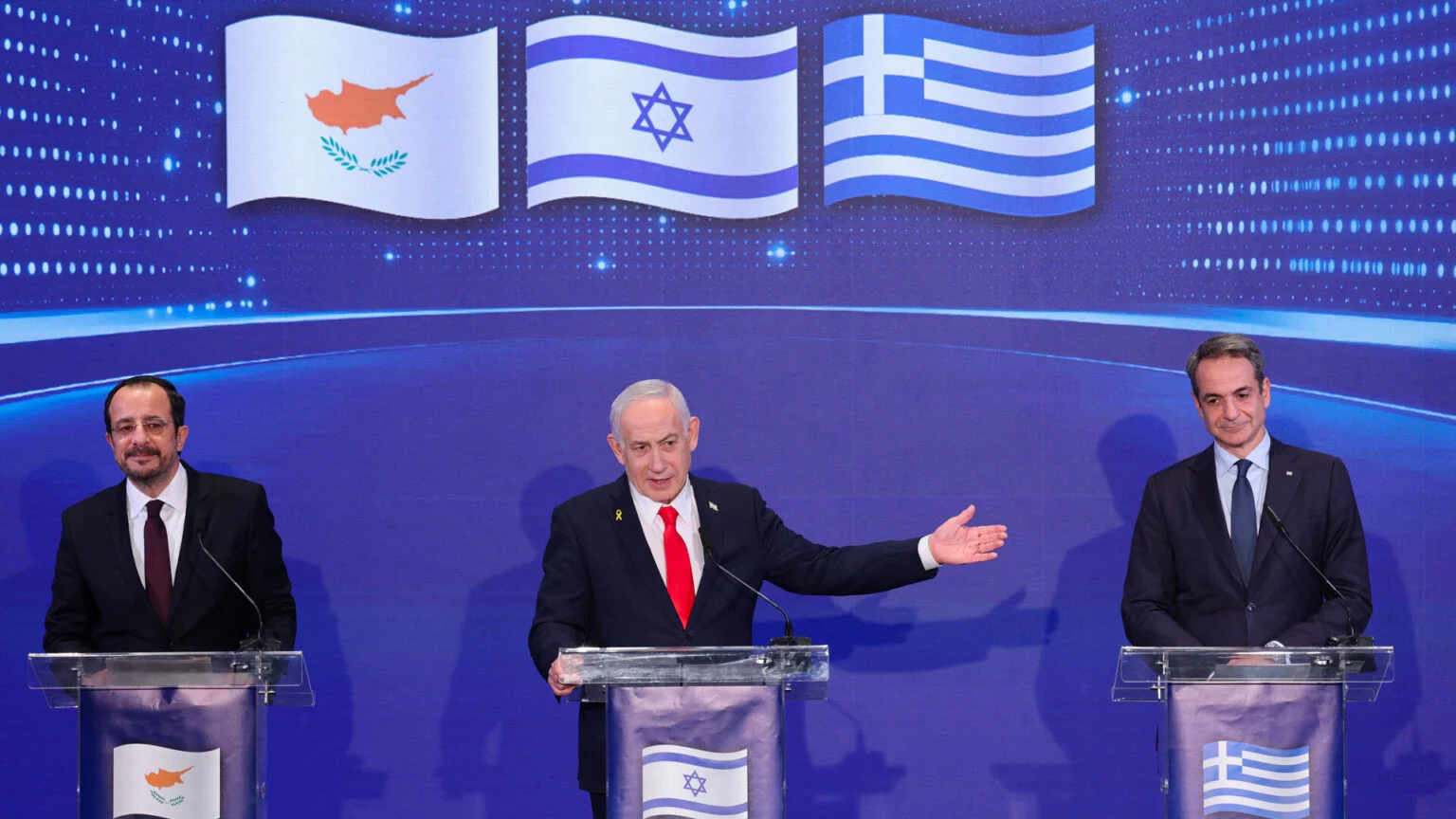"إسرائيل" واليونان وقبرص.. هل يتشكل حلف ثلاثي ضد تركيا؟ 22 حرص نتنياهو خلال مؤتمر صحفي على استغلال المنبر الثلاثي لتوجيه رسائل تحذيرية إلى أنقرة
