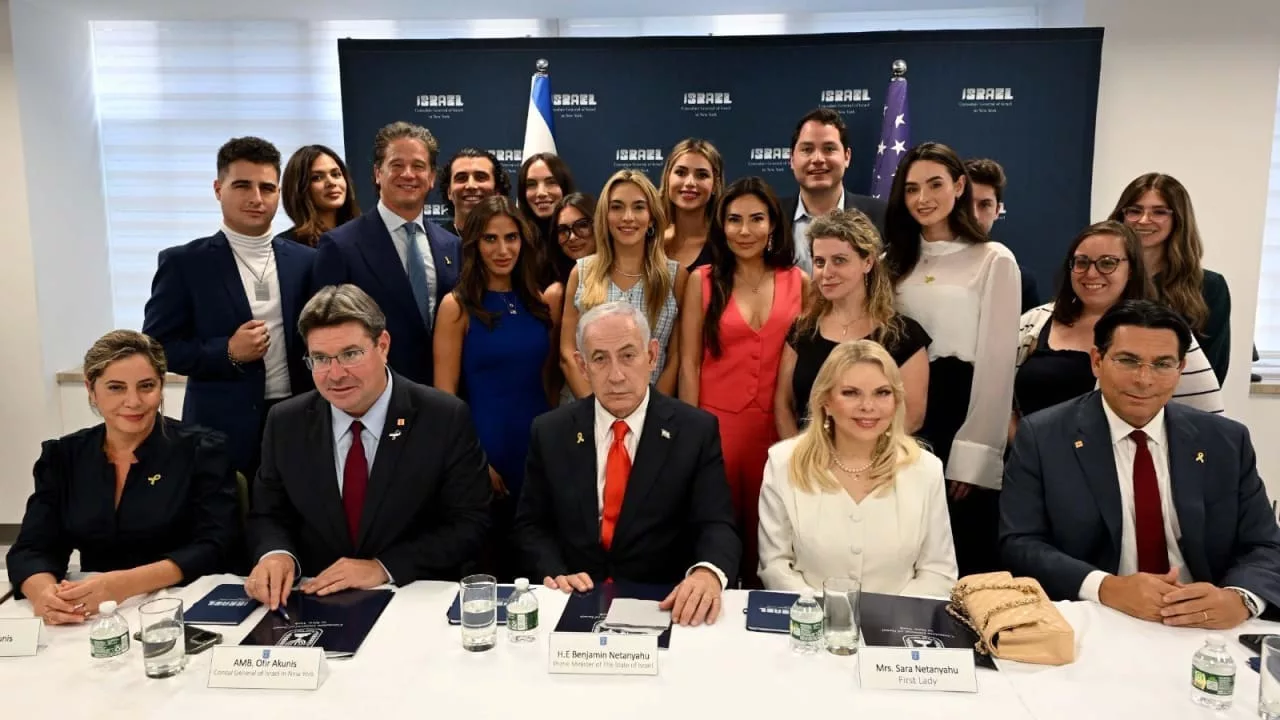 مؤثرون وحملات رقمية وتلاعب خوارزمي.. أدوات "إسرائيل" لتبييض صورتها بعد غزة 22 رئيس الوزراء بنيامين نتنياهو نفسه يتلقي عددا من المؤثرين الأميركيين في نيويورك